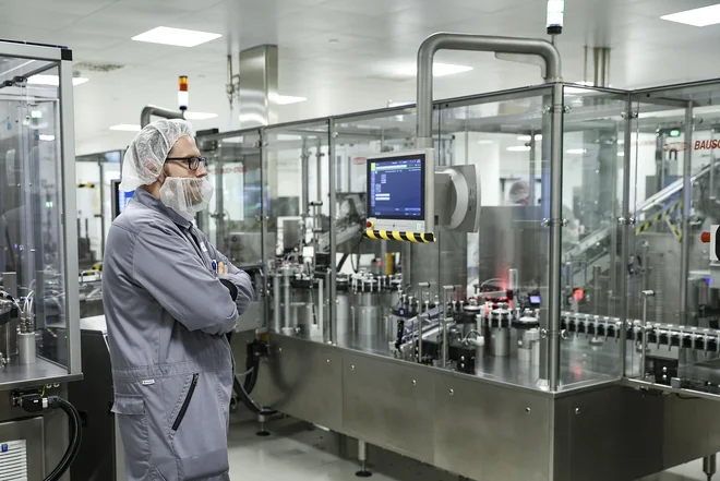 Za zagotavljanje visoke učinkovitosti in kakovosti pri aseptični proizvodnji obrat vključuje polnilne linije z izolatorsko tehnologijo, liofilizacijo ter napredne linije za sestavljanje in pakiranje inijekcijskih brizg, samoinijektorjev in vial. FOTO: Jože Suhadolnik/Delo