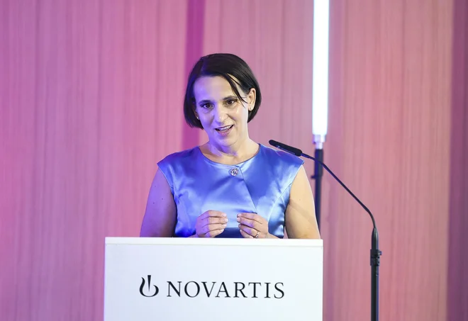 Po besedah generalne direktorice Novartisa v Sloveniji Petre Štefanič Anderluh podjetje stopa na eno tehnološko najzahtevnejših področij v panogi. Investicija je izraz zaupanja v znanje slovenskih strokovnjakov in v okolje, ki podpira razvoj novih tehnologij. FOTO: Jože Suhadolnik/Delo