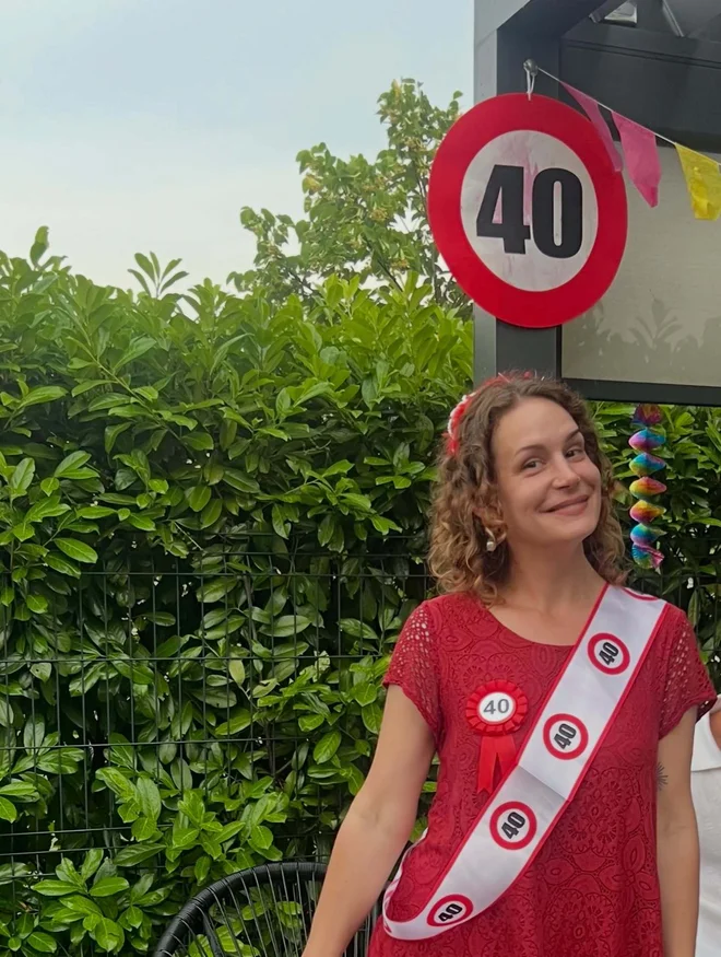 Aleksandra je bila navdušena nad zabavo presenečenja, ki ji jo je pripravila mama.