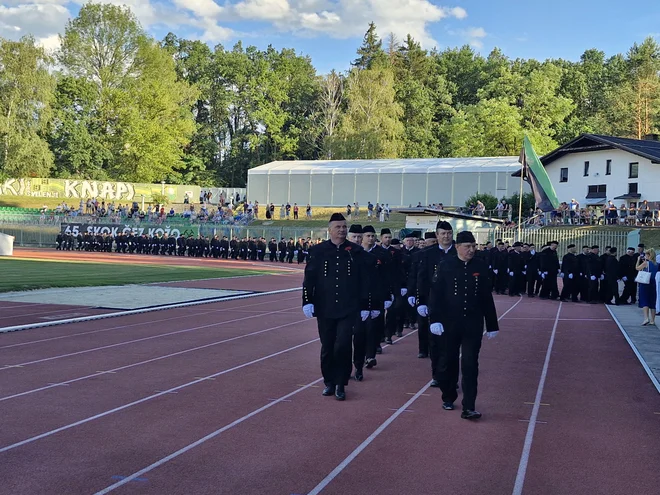 Prihod parade na velenjski stadion. Novince je čakal skok, vsi ostali rudarji so si ga ogledali na tribuni. FOTO: Špela Kuralt/Delo