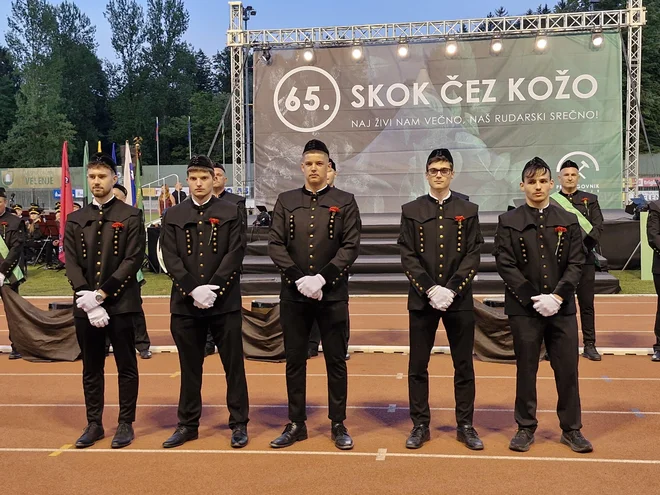 Pet novincev, ki se je pri šolanju najbolj izkazalo, zaposlitev v premogovniku dobi takoj, je povedal generalni direktor PV Marko Mavec. FOTO: Špela Kuralt/Delo