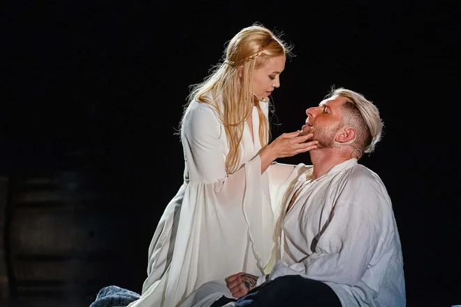 Eva Černe Avbelj in Klemen Bunderla v glavnih vlogah FOTO: MOC