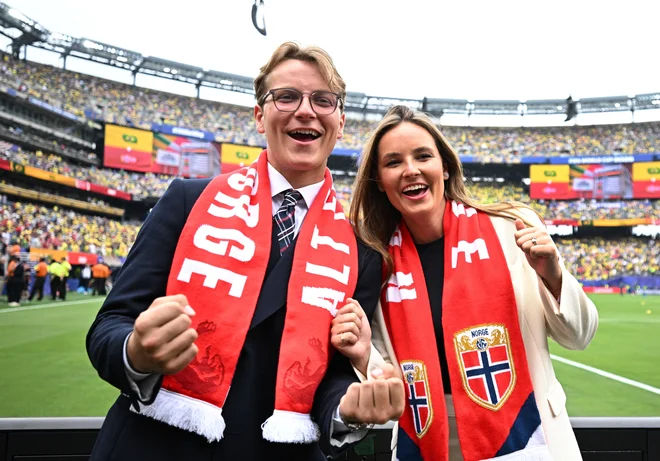 Norveški princ Sverre Magnus in princesa Ingrid Alexandra pred tekmo FOTO: Dylan Martinez, Reuters