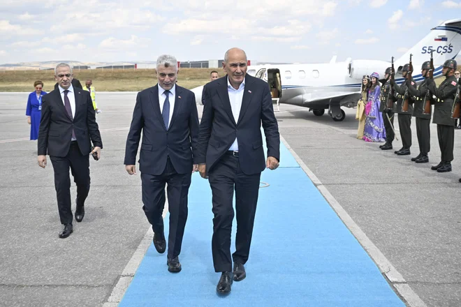 Pred začetkom dvodnevnega vrha zveze Nato slovenski premier posvaril, da ni ogrožena zgolj kredibilnost naše države v zavezništvu, ampak predvsem naša lastna varnost. FOTO: Ismail Kaplan Afp