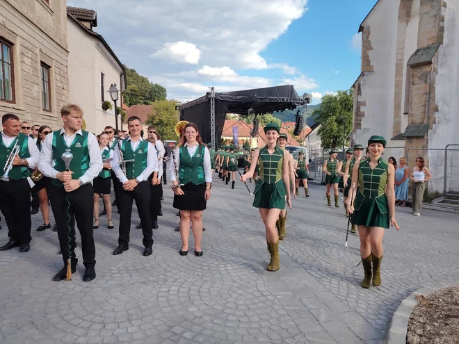 Laške mažorete z godbo na pihala in bobnarsko skupino so stalnica Piva in cvetja. FOTO: Mojca Marot
