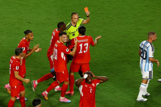 Takole je prejel rdeči karton Breel Embolo FOTO: Albert Gea/Reuters