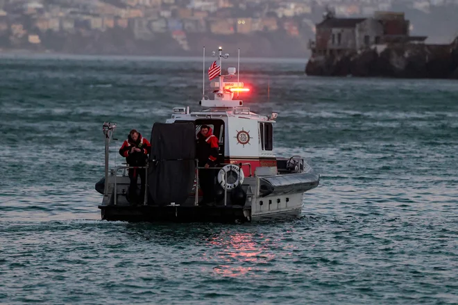 Čoln gasilske brigade iz San Francisca nadaljuje iskanje pogrešanih oseb po prevrnitvi pontonskega čolna. FOTO: Heather Diehl Getty Images Via Afp