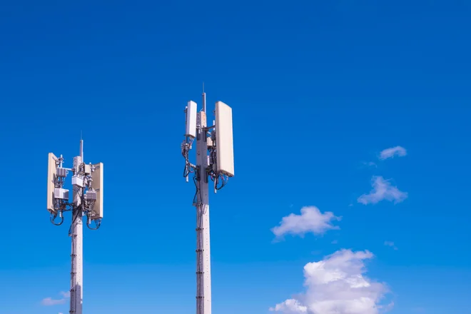 Omrežje 5G je brezžično mobilno omrežje pete generacije, ki prinaša gigabitne hitrosti, izredno majhno zakasnitev in veliko zanesljivost. FOTO: Shutterstock