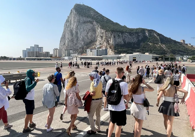 Največja znamenitost na komaj sedem kvadratnih kilometrov velikem polotoku je velikanski beli apnenčasti hrib, zato ni nenavadno, da ozemlju pogosto pravijo kar The Rock, Skala. FOTO: Jon Nazca/Reuters