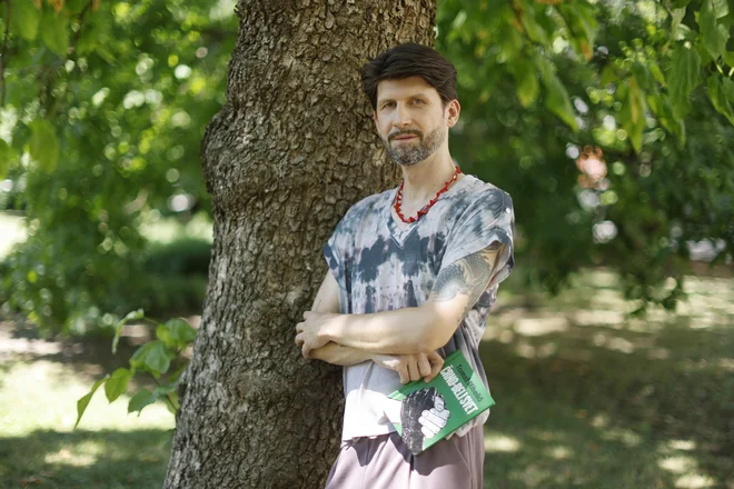 Tomaž Mihelič: Njegova knjiga Črno-beli svet je potovanje v srce Afrike, in kot je na platnici knjige zapisala urednica Petra Julija Ujawe, boste z njim stopili v svet, ki ga ne razumete, in uzrli Afriko, kakršne ne poznate. FOTO: Leon Vidic/Delo