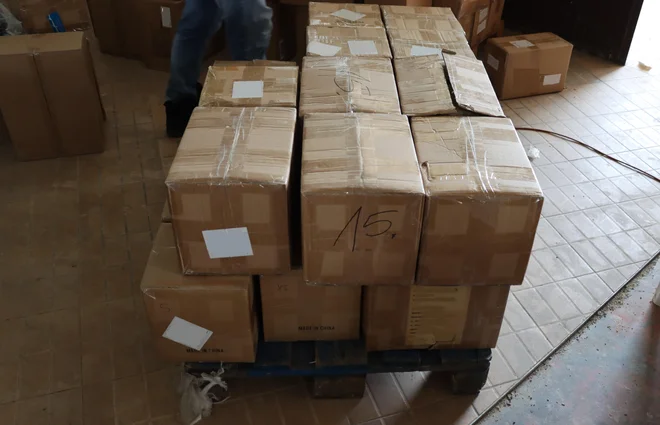 Med hišnimi preiskavami so policisti zasegli večjo količino odtujenega blaga. FOTO: Pu Maribor