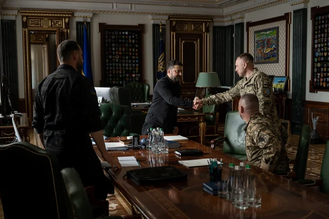 Ukrajinski predsednik Volodimir Zelenski med srečanjem z generalom Mihajlom Drapatijem, novim poveljnikom ukrajinskih oboroženih sil. FOTO: Reuters