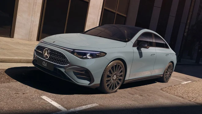 Mercedes-Benz CLA s prepoznavno kupejevsko silhueto in skrbno izbranimi detajli še dodatno poudarja svoj športno-elegantni značaj. FOTO: Mercedes-Benz AG