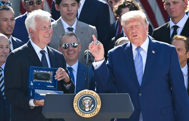 Walter je Donaldu Trumpu podaril tudi šampionski prstan. V prihodnje mu dobri odnosi z ameriškim predsednikom pri vplivanju na preiskavo lahko le koristijo, kažejo izkušnje zadnjih let. FOTO: Saul Loeb/AFP