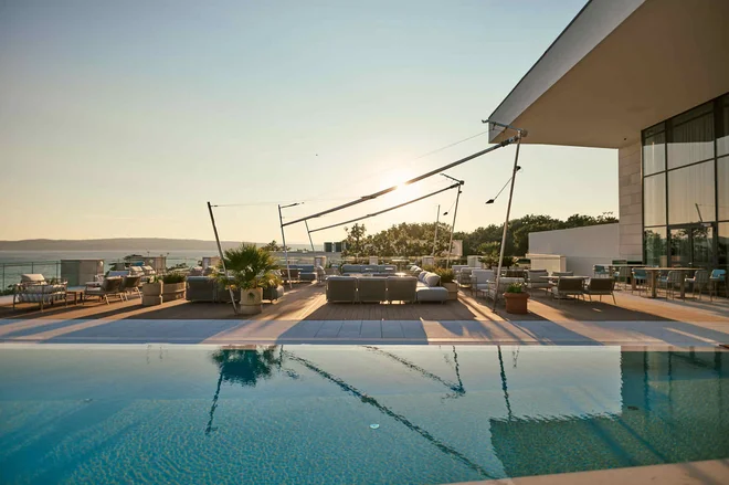 V središču resorta je lounge s prostorno teraso in osupljivim 180-stopinjskim pogledom na Jadran. FOTO: Mövenpick Hotel & Residences Kvarner Bay