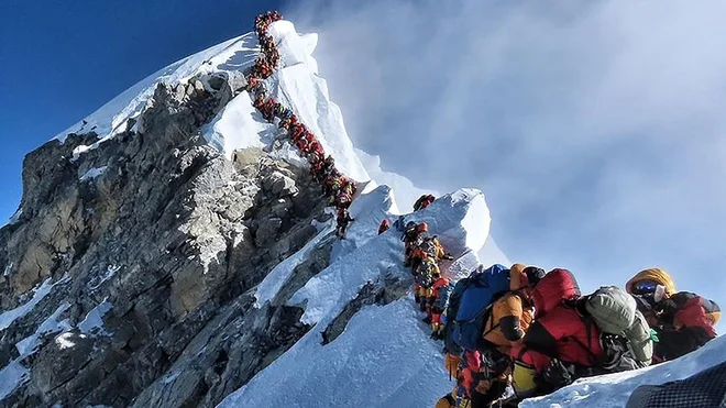 Znameniti posnetek gneče na Everestu, ki ga je naredil prav Purja. FOTO: Nirmal Purja