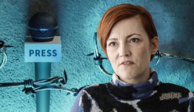 Kdo ji verjame? Asta Vrečko, ki je kot edina ministrica doslej kričala pred RTV, kako morajo oditi drugače misleči in kako je treba denar namenjati njenim medijem, govori o ustavnosti zakona!
