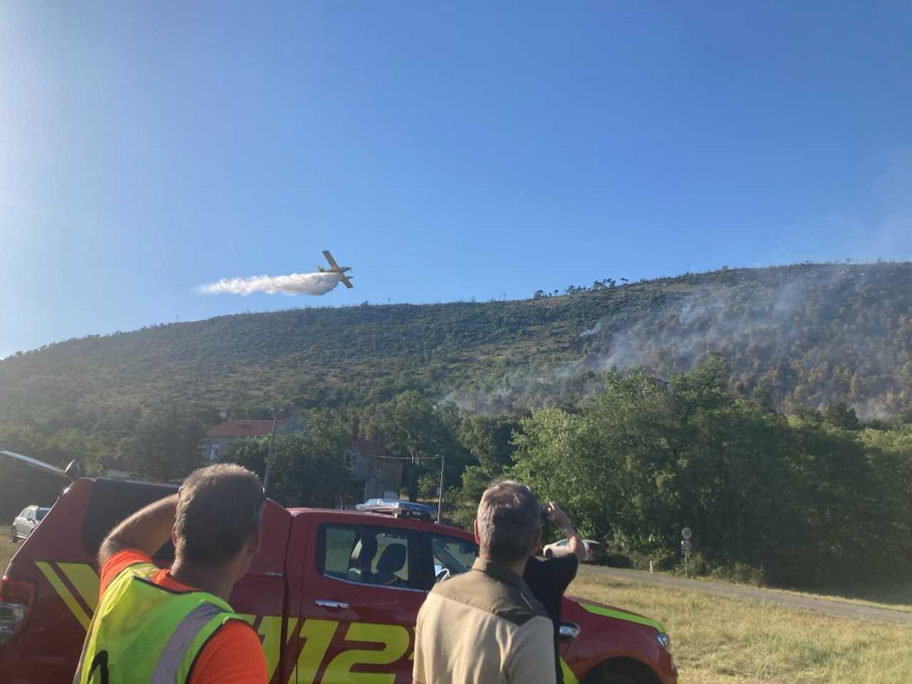 Na pomoč so v soboto popoldan priskočila tudi letala za gašenje. Foto: Zavod za gozdove Slovenije Na pomoč so v soboto popoldan priskočila tudi letala za gašenje. Foto: Zavod za gozdove Slovenije