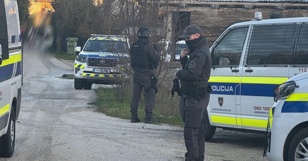 Domačini slišali strele, oboroženi ropar v Črnomlju naj bi imel talca