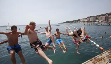 Kristalno čista zmaga: slovenska obala pometla s konkurenco glede kopalnih voda