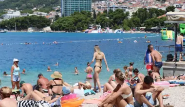 Od kazni za uriniranje v morju do prepovedi za slone: najbolj nenavadna pravila na evropskih plažah
