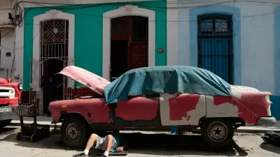 A man works on a classic American car in Havana, Cuba, Wednesday, June 17, 2026. (AP Photo/Jorge Luis Banos) / Foto: Jorge Luis Banos