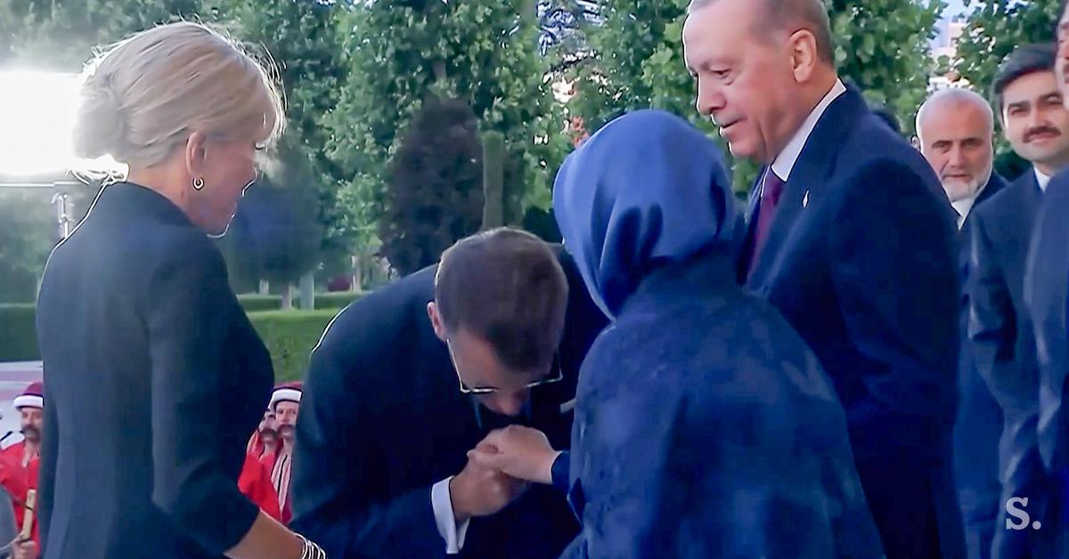 Macron v nerodnem položaju: Erdoganova žena je zavrnila njegov poljub #video