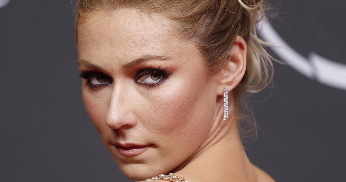 Mikaela Shiffrin brez nedrčka na rdeči preprogi