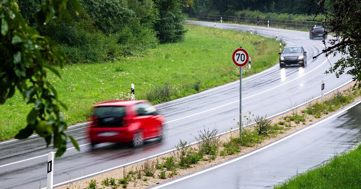 Prometni absurd na Ajševici: V eno smer 70, v drugo 90 km/h