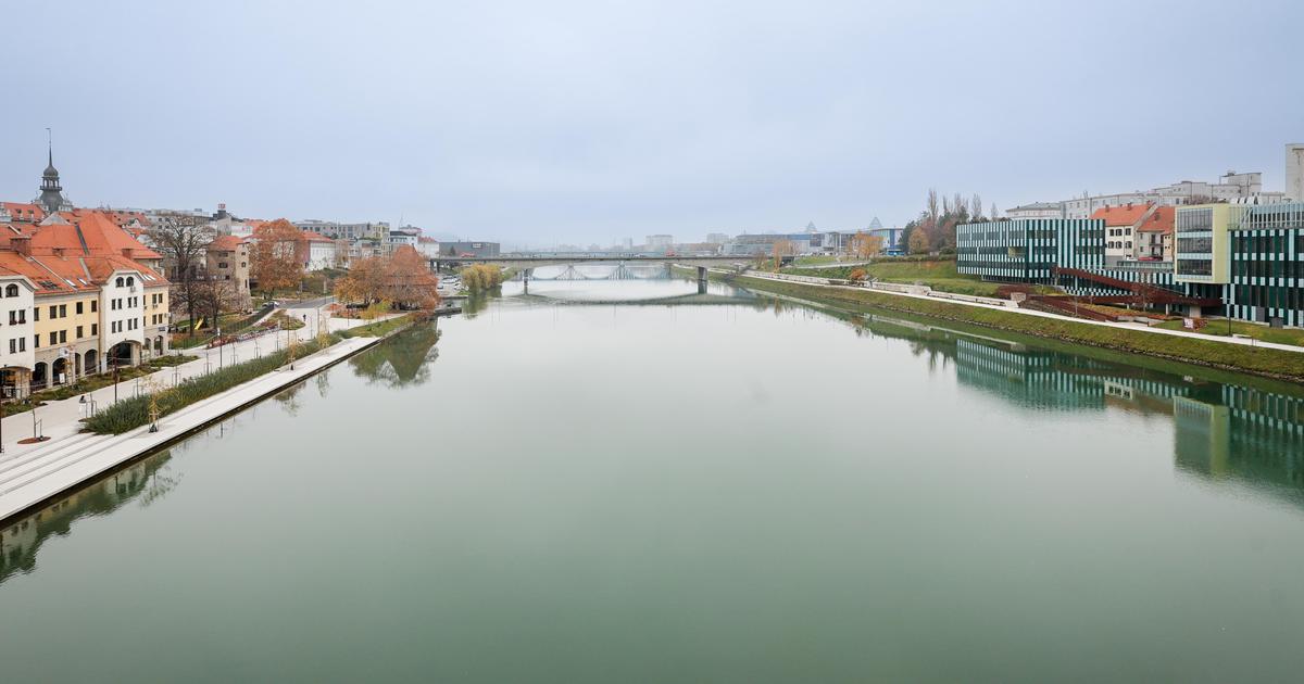 Otroka iz Drave rešil 81-letni moški, medtem ko naj bi ljudje gledali in snemali