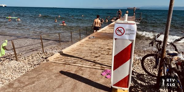 Občina Izola: Morje ob svetilniku v Izoli ni več oporečno