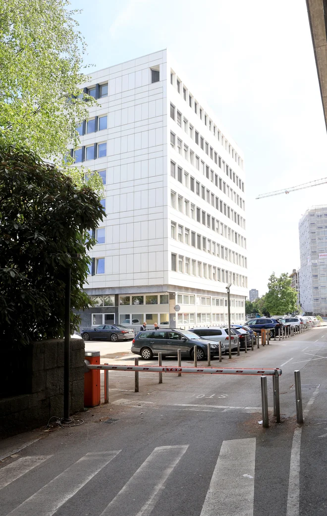 Pred enoto CSD Ljubljana v poslovni stavbi IMP stoji rampa, ki onemogoča dostop do storitev za uporabnike, ki se pripeljejo z avtom. FOTO: Dejan Javornik
