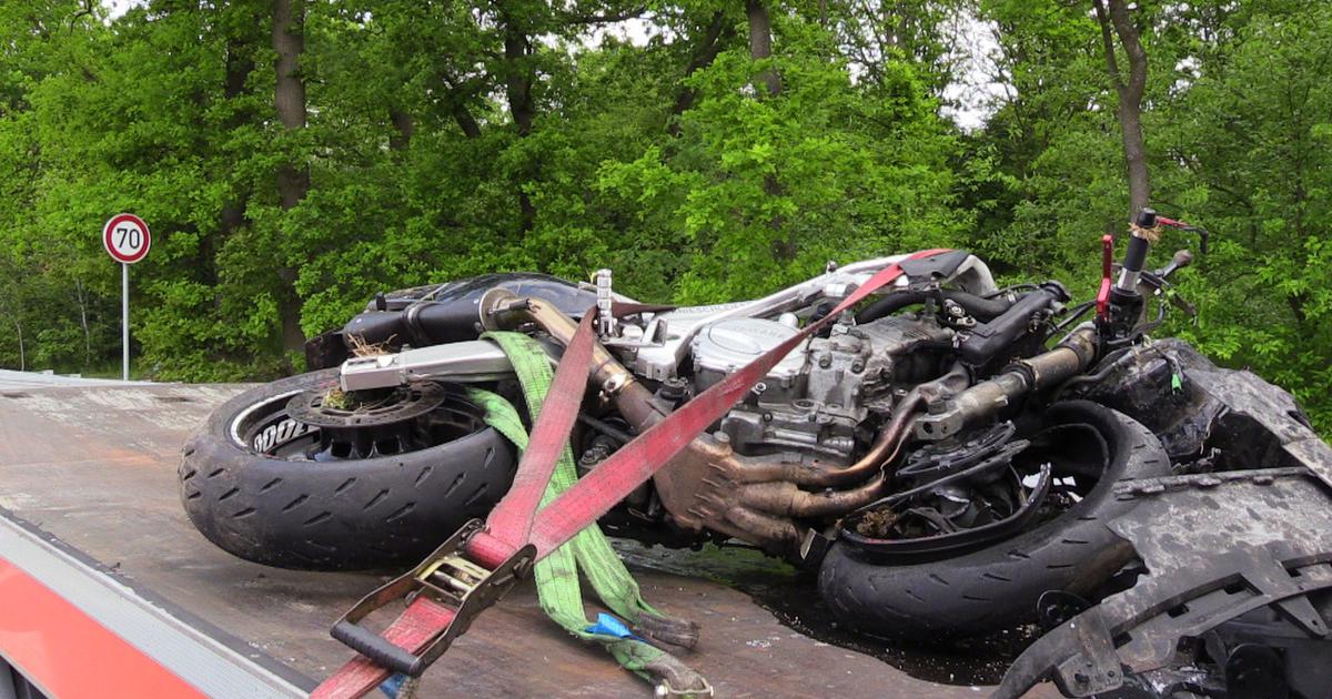 Huda nesreča v Logatcu: Avto treščil v motorista, ki se bori za življenje