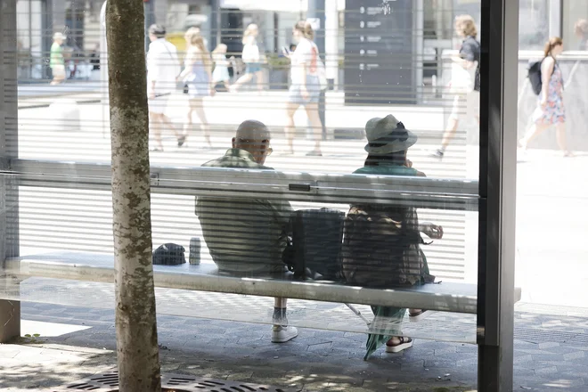 Mnogi starejši se tudi v največji vročini še vedno odpravijo ven. FOTO: Leon Vidic