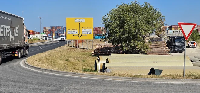 Bertoška vpadnica bo postala štiripasovnica in bo temeljito obremenila ključno krožišče in križišče z ankaransko vpadnico, tik ob Luki Koper. Foto Boris Šuligoj