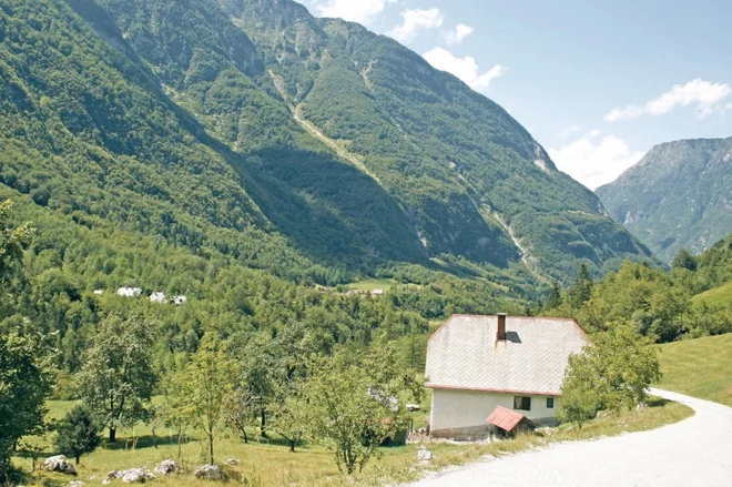 Lepena je res čarobna in radi jo obiščejo tako domači kot tuji turisti. FOTO: Blaž Močnik