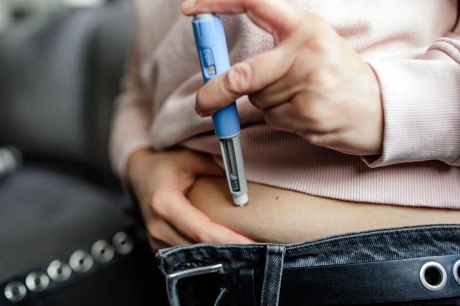 Ozempic je uspešen tudi pri zniževanju kilogramov, a je predvsem namenjen za zdravljenje bolnikov s sladkorno boleznijo tipa 2. FOTO: Tatsiana Volkava/Getty Images