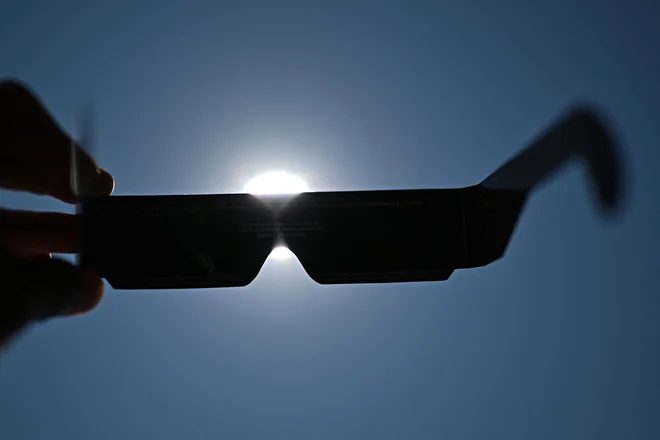 Evropska vesoljska agencija (Esa) bo mrk prenašala v živo. Prenos se bo začel ob 19.30 po srednjeevropskem poletnem času. FOTO: AFP