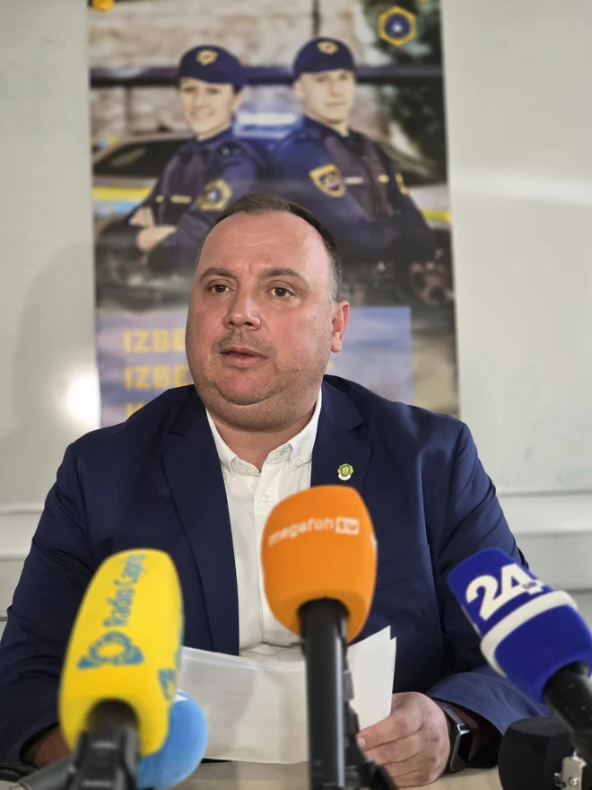 Novinarska konferenca PU Koper o preiskavi napadov na bankomate in kazensko ovadenih storilcih. Vodja Sektorja kriminalistične policije na Policijski upravi (PU) Koper Aljoša Špeh.
Foto: PU Koper