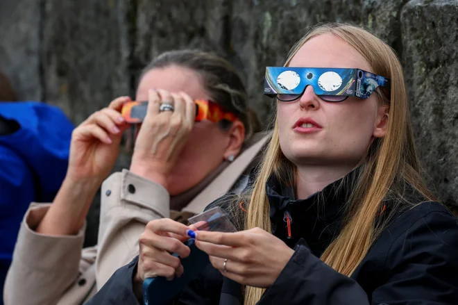 Pričakovanje popolnega sončnega mrka v Reykjaviku. FOTO: Denis Balibouse/Reuters