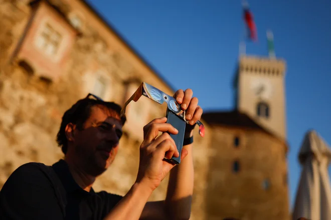 Opazovanje sončnega mrka je v fotografski objektiv ujel Delov fotograf Leon Vidic.