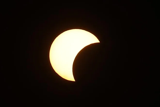 V večjem delu Evrope, tudi v Sloveniji, ter v Kanadi, na severu ZDA in v severozahodni Afriki je bil viden delni mrk, saj je Luna zakrila le del Sončeve ploskve. FOTO: Leon Vidic