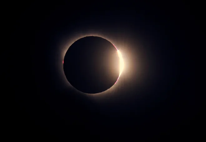 Luna popolnoma prekrije sonce med sončnim mrkom v bližini severnega španskega mesta Reinosa. FOTO: Victor Fraile/Reuters