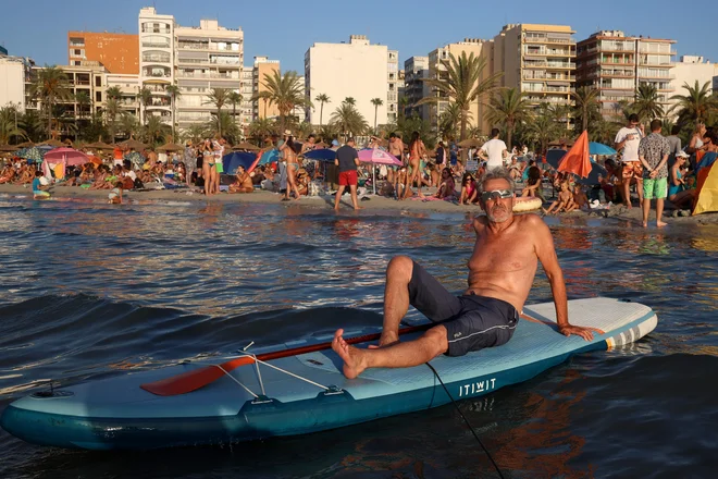 Popolni sončni mrk s plaže Arenal v Llucmajorju na Balearskem otoku Mallorca. FOTO: Jaime Reina/AFP