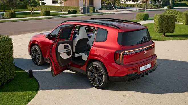 Mercedes-Benz GLB s samozavestnim videzom, prostorno notranjostjo in premišljenimi podrobnostmi združuje udobje družinskega avtomobila in značaj prestižnega SUV-ja. FOTO: Mercedes-Benz AG