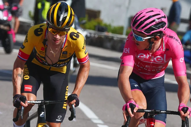 Primož Roglič in Geraint Thomas sta dobra prijatelja. Slovenec je Valižana leta 2023 na dirki po Italiji v predzadnji etapi na Svetih Višarjah slekel in prvič v karieri dobil Giro. FOTO: Luca Bettini/AFP