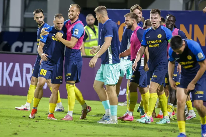 Celjski trener Vitor Campelos je tekmo začel s številnimi rezervisti, ki pa so se imenitno znašli. Evropska generalka je uspela. FOTO: Voranc Vogel/Delo