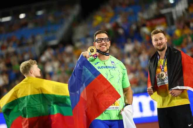 Čeh s slovensko zastavo v Birminghamu. FOTO: Hannah Mckay/Reuters