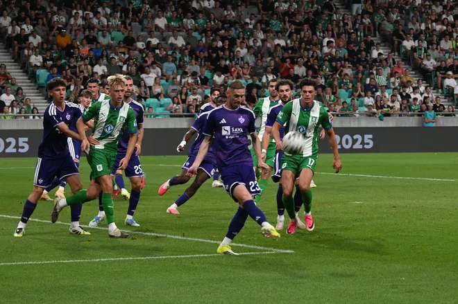 Žan Karničnik je odigral prvi derbi za Maribor, na krilih je imel tokrat veliko dela z razpoloženimi Ljubljančani. Fotografije: Aleksander Golob/AreaFoto