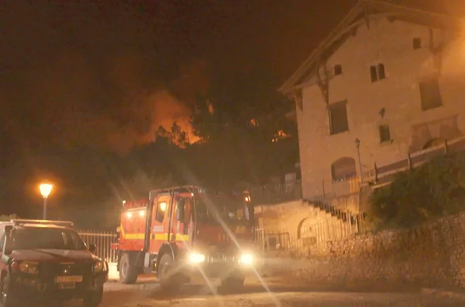 Ognjeni zublji na jugozahodu Španije ogrožajo vasi in tisoč let star samostan. FOTO: španski gasilci/AFP